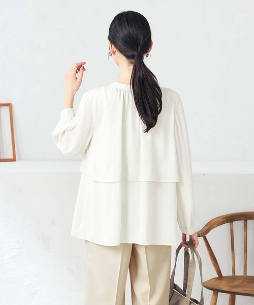 a.v.v（アーヴェヴェ）の「【前後2WAY】レイヤード風サテンブラウス（シャツ/ブラウス・レディース・ダークインディゴブルー/アイボリー/チャコールグレー・36/34/38/40/42）」の15枚目の写真