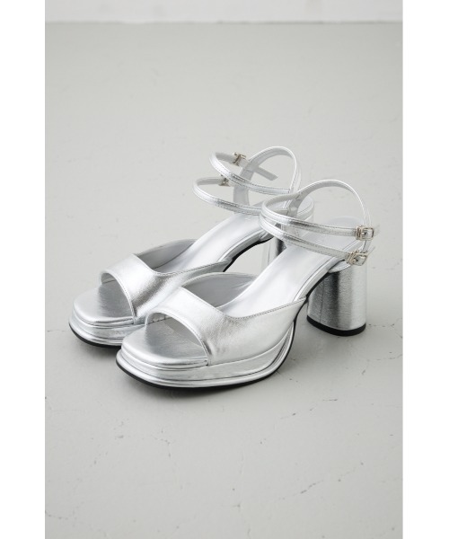 AZUL by moussy（アズールバイマウジー）の「スクエアカットプラットフォームサンダル（サンダル・レディース・シルバー/ブラック・SMALL/MEDIUM/LARGE/LL）」の2枚目の写真