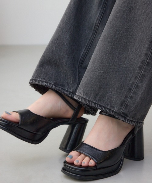 AZUL by moussy（アズールバイマウジー）の「スクエアカットプラットフォームサンダル（サンダル・レディース・シルバー/ブラック・SMALL/MEDIUM/LARGE/LL）」の3枚目の写真