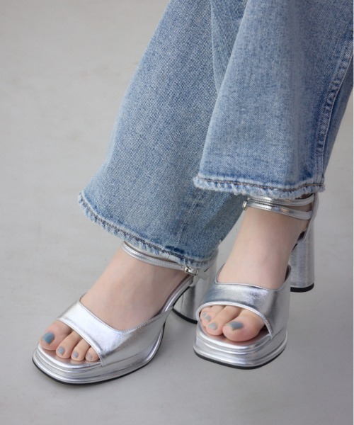 AZUL by moussy（アズールバイマウジー）の「スクエアカットプラットフォームサンダル（サンダル・レディース・シルバー/ブラック・SMALL/MEDIUM/LARGE/LL）」の4枚目の写真