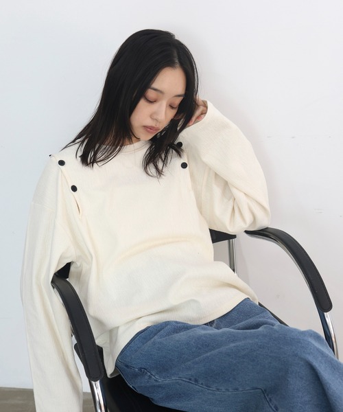 hellam(へラム)の「ショルダーボタンデザイントップス(Tシャツ/カットソー・レディース・アイボリー/ブラック/グレイッシュベージュ・FREE)」の2枚目の写真