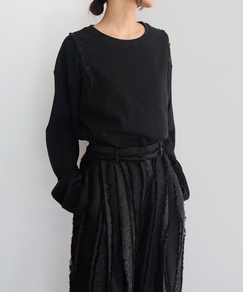 hellam(へラム)の「ショルダーボタンデザイントップス(Tシャツ/カットソー・レディース・アイボリー/ブラック/グレイッシュベージュ・FREE)」の16枚目の写真
