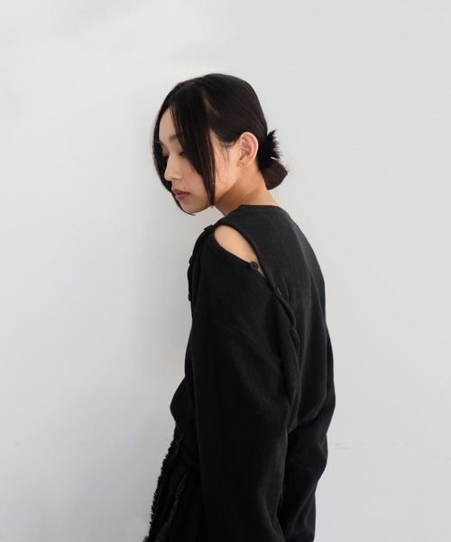 hellam(へラム)の「ショルダーボタンデザイントップス(Tシャツ/カットソー・レディース・アイボリー/ブラック/グレイッシュベージュ・FREE)」の17枚目の写真