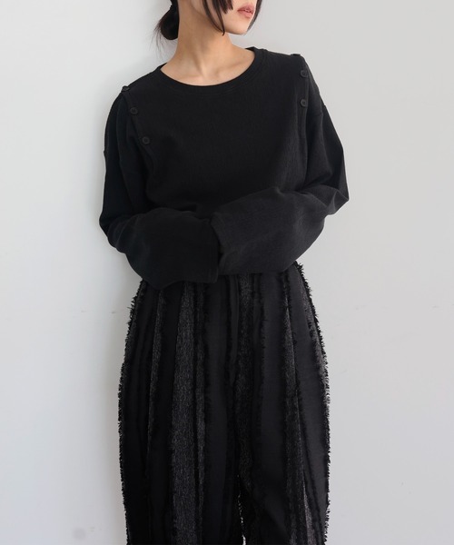 hellam(へラム)の「ショルダーボタンデザイントップス(Tシャツ/カットソー・レディース・アイボリー/ブラック/グレイッシュベージュ・FREE)」の19枚目の写真
