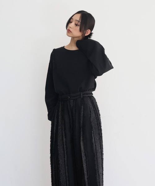 hellam(へラム)の「ショルダーボタンデザイントップス(Tシャツ/カットソー・レディース・アイボリー/ブラック/グレイッシュベージュ・FREE)」の20枚目の写真