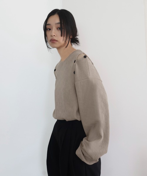 hellam(へラム)の「ショルダーボタンデザイントップス(Tシャツ/カットソー・レディース・アイボリー/ブラック/グレイッシュベージュ・FREE)」の4枚目の写真