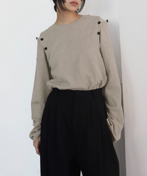 hellam(へラム)の「ショルダーボタンデザイントップス(Tシャツ/カットソー・レディース・アイボリー/ブラック/グレイッシュベージュ・FREE)」の5枚目の写真