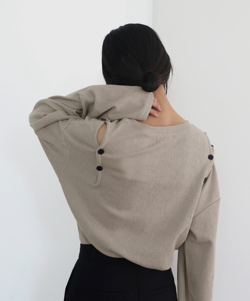 hellam(へラム)の「ショルダーボタンデザイントップス(Tシャツ/カットソー・レディース・アイボリー/ブラック/グレイッシュベージュ・FREE)」の6枚目の写真