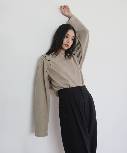 hellam(へラム)の「ショルダーボタンデザイントップス(Tシャツ/カットソー・レディース・アイボリー/ブラック/グレイッシュベージュ・FREE)」の8枚目の写真