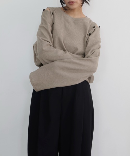 hellam(へラム)の「ショルダーボタンデザイントップス(Tシャツ/カットソー・レディース・アイボリー/ブラック/グレイッシュベージュ・FREE)」の9枚目の写真
