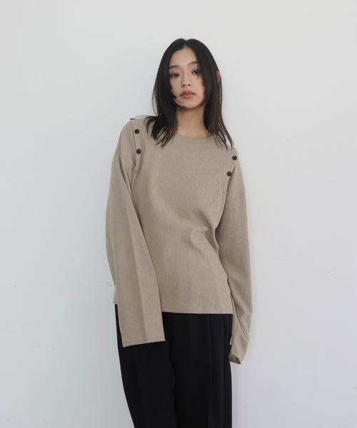 hellam(へラム)の「ショルダーボタンデザイントップス(Tシャツ/カットソー・レディース・アイボリー/ブラック/グレイッシュベージュ・FREE)」の10枚目の写真