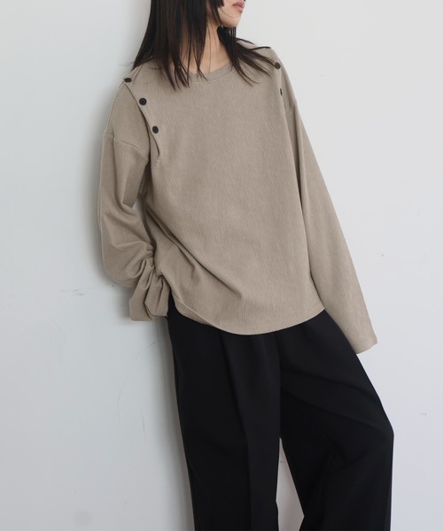 hellam(へラム)の「ショルダーボタンデザイントップス(Tシャツ/カットソー・レディース・アイボリー/ブラック/グレイッシュベージュ・FREE)」の11枚目の写真