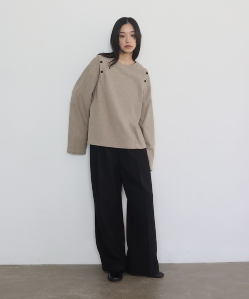 hellam(へラム)の「ショルダーボタンデザイントップス(Tシャツ/カットソー・レディース・アイボリー/ブラック/グレイッシュベージュ・FREE)」の12枚目の写真