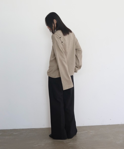 hellam(へラム)の「ショルダーボタンデザイントップス(Tシャツ/カットソー・レディース・アイボリー/ブラック/グレイッシュベージュ・FREE)」の13枚目の写真