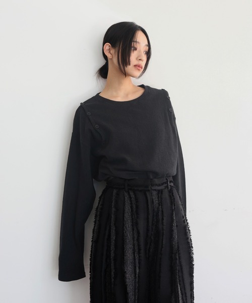 hellam(へラム)の「ショルダーボタンデザイントップス(Tシャツ/カットソー・レディース・アイボリー/ブラック/グレイッシュベージュ・FREE)」の15枚目の写真
