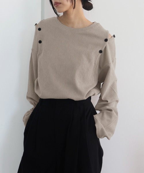 hellam(へラム)の「ショルダーボタンデザイントップス(Tシャツ/カットソー・レディース・アイボリー/ブラック/グレイッシュベージュ・FREE)」の7枚目の写真