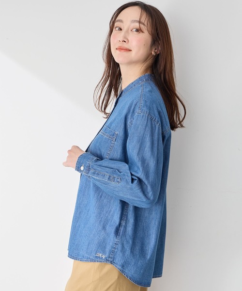 Petit Honfleur(プチオンフルール)の「バンドカラーデニムシャツ【追加生産】(シャツ/ブラウス・レディース・ブルー/ネイビー・9号/11号/13号)」の8枚目の写真