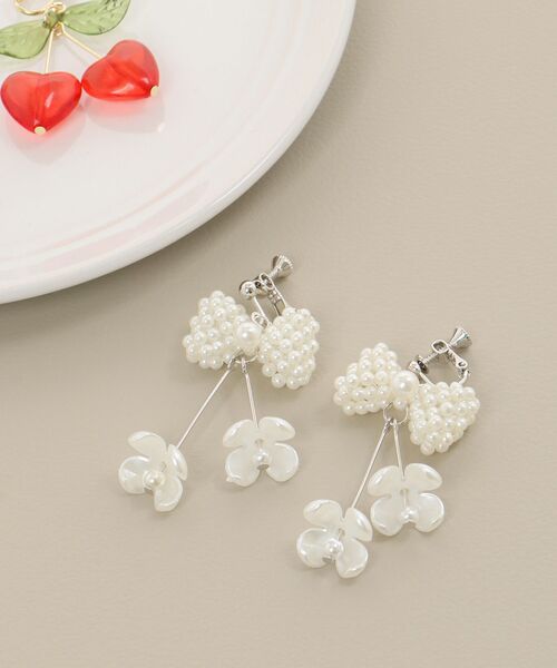 MAJESTIC LEGON（マジェスティックレゴン）の「ガーリーモチーフイヤリング（イヤリング・レディース・アイボリー/レッド・FREE）」の5枚目の写真