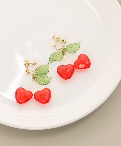 MAJESTIC LEGON（マジェスティックレゴン）の「ガーリーモチーフイヤリング（イヤリング・レディース・アイボリー/レッド・FREE）」の6枚目の写真