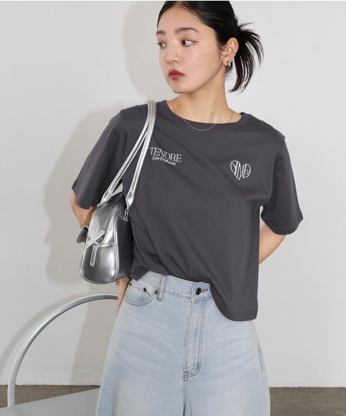 Freesia by andme（フリージアバイアンドミー）の「ロゴ刺繍ショート丈半袖Tシャツ（Tシャツ/カットソー・レディース・スミクロ/オフホワイト/ピンク・M）」の4枚目の写真
