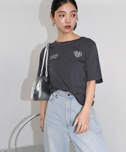 Freesia by andme（フリージアバイアンドミー）の「ロゴ刺繍ショート丈半袖Tシャツ（Tシャツ/カットソー・レディース・スミクロ/オフホワイト/ピンク・M）」の6枚目の写真