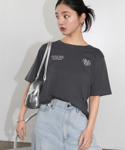 Freesia by andme（フリージアバイアンドミー）の「ロゴ刺繍ショート丈半袖Tシャツ（Tシャツ/カットソー・レディース・スミクロ/オフホワイト/ピンク・M）」の5枚目の写真