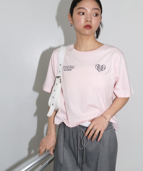 Freesia by andme（フリージアバイアンドミー）の「ロゴ刺繍ショート丈半袖Tシャツ（Tシャツ/カットソー・レディース・スミクロ/オフホワイト/ピンク・M）」の13枚目の写真
