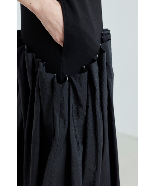 OMMO(オーエムエムオー)の「SOLID TUCK OP(ワンピース・レディース・ブラック/カーキ・SMALL/MEDIUM)」の16枚目の写真