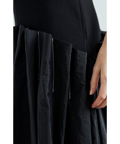 OMMO(オーエムエムオー)の「SOLID TUCK OP(ワンピース・レディース・ブラック/カーキ・SMALL/MEDIUM)」の22枚目の写真