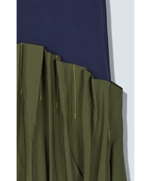 OMMO(オーエムエムオー)の「SOLID TUCK OP(ワンピース・レディース・ブラック/カーキ・SMALL/MEDIUM)」の11枚目の写真