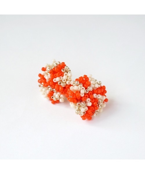 tone(トーン)の「【colore】】【金属アレルギー対応】ニュアンス柄 ビーズの大粒ピアス(MA)(ピアス(両耳用)・レディース・オレンジ・FREE)」の4枚目の写真