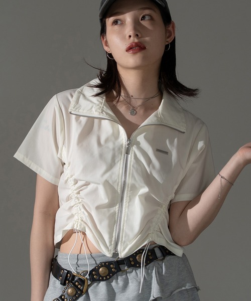 apres jour mignon(アプレジュールミニョン)の「シャーリングジップシャツ【ZOZOTOWN限定アイテム】(シャツ/ブラウス・レディース・ピンク/オフホワイト/チャコールグレー/ブルー・フリー/X-LARGE)」の2枚目の写真