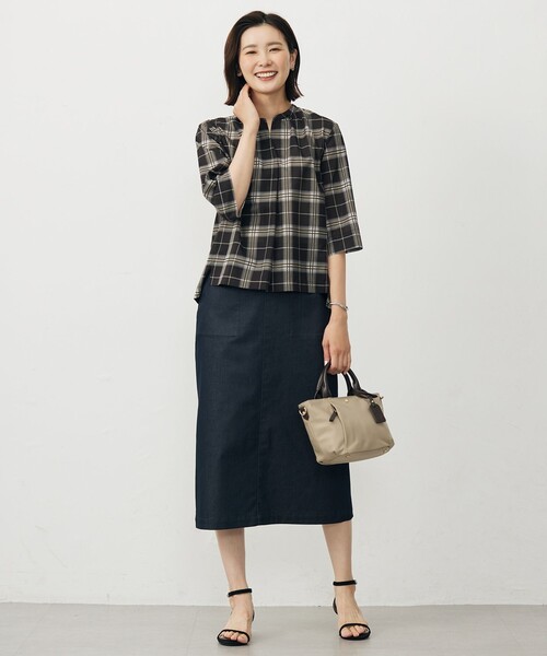 J.PRESS(ジェイプレス)の「【WEB限定カラーあり・洗える】SOFT SHEER チェック キーネック ブラウス(シャツ/ブラウス・レディース・ブラウン系3/ネイビー系3/グレー系3・T15/T13)」の6枚目の写真
