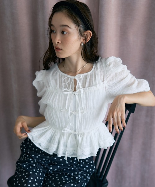 earth music&ecology（アースミュージックアンドエコロジー）の「【前後2WAY】レースティアードシャーリングブラウス（シャツ/ブラウス・レディース・ブラック/ブラウン/ドット/オフホワイト・FREE）」の2枚目の写真