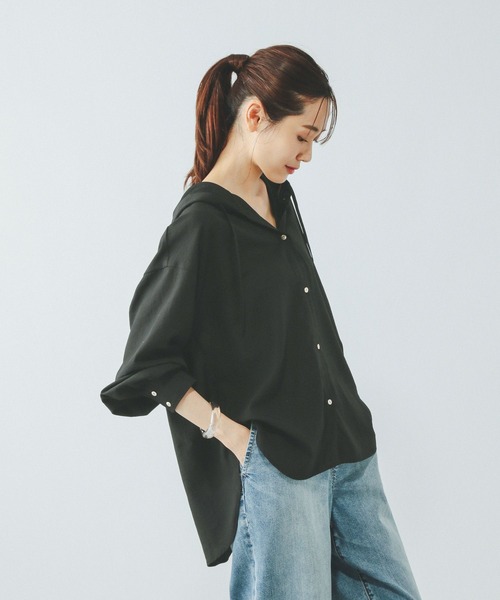 GLOBAL WORK（グローバルワーク）の「UVプロテクトフードシャツ/577690（シャツ/ブラウス・レディース・ブラック/オフホワイト/テラコッタ/グレイッシュベージュ・MEDIUM/LARGE）」の6枚目の写真