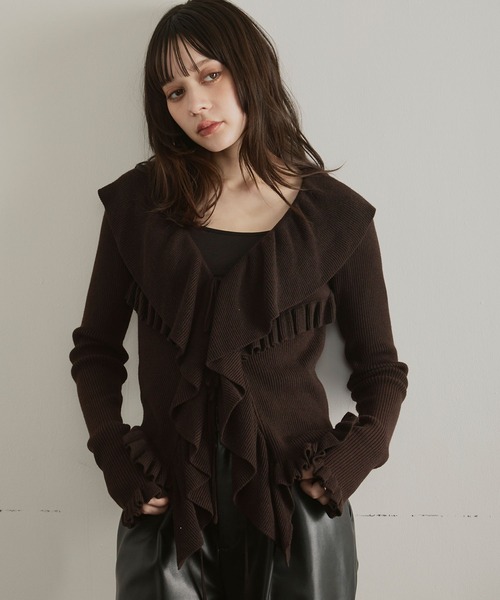 ELLEgirl(エルガール)の「ラッフルカラーリブニットカーディガン【ELLEgirl/エルガール】(カーディガン/ボレロ・レディース・ブラック/ブラウン・FREE)」の2枚目の写真