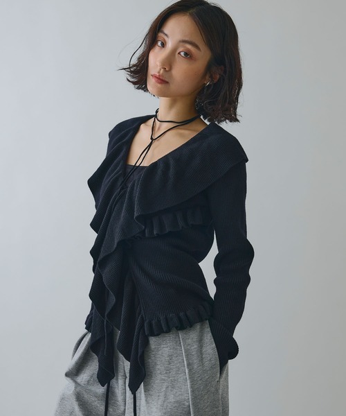 ELLEgirl（エルガール）の「ラッフルカラーリブニットカーディガン【ELLEgirl/エルガール】（カーディガン/ボレロ・レディース・ブラック・FREE）」の4枚目の写真