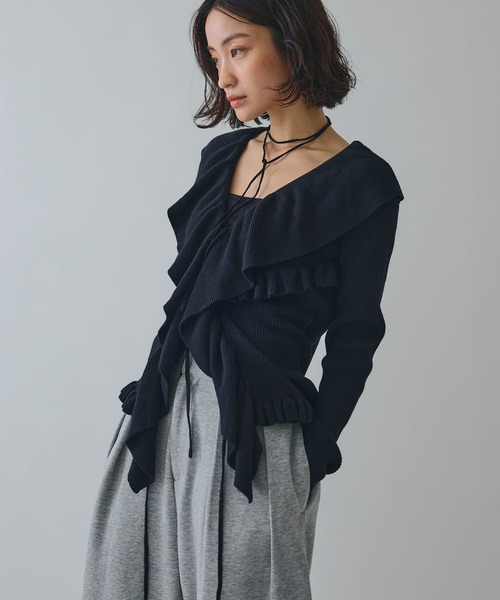 ELLEgirl（エルガール）の「ラッフルカラーリブニットカーディガン【ELLEgirl/エルガール】（カーディガン/ボレロ・レディース・ブラック・FREE）」の8枚目の写真