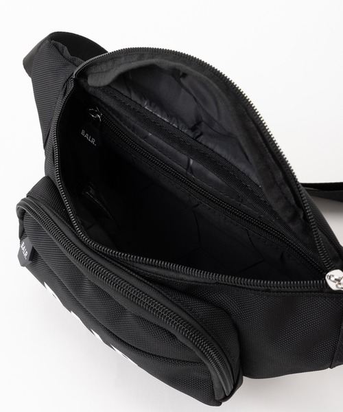 BALR.（ボーラー）の「B-Series Waist Pack（ボディバッグ/ウエストポーチ・メンズ・ブラック×ホワイト・ONE SIZE）」の4枚目の写真