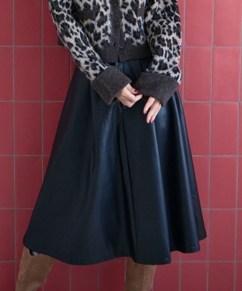 archives(アルシーヴ)の「フェイクレザーフレアミディスカート(スカート・レディース・ブラック/ブラウン・MEDIUM)」の3枚目の写真