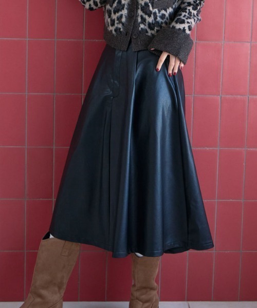 archives(アルシーヴ)の「フェイクレザーフレアミディスカート(スカート・レディース・ブラック/ブラウン・MEDIUM)」の4枚目の写真