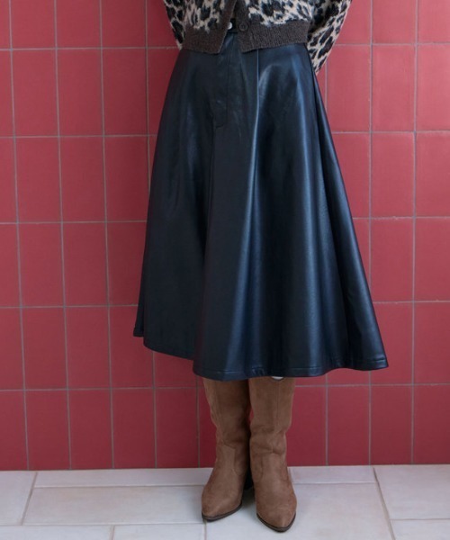 archives(アルシーヴ)の「フェイクレザーフレアミディスカート(スカート・レディース・ブラック/ブラウン・MEDIUM)」の6枚目の写真