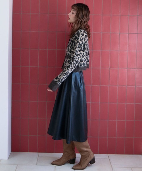 archives(アルシーヴ)の「フェイクレザーフレアミディスカート(スカート・レディース・ブラック/ブラウン・MEDIUM)」の11枚目の写真