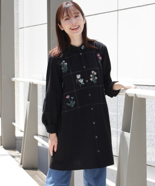 SUPER HAKKA(スーパーハッカ)の「コットンサンドウォッシュ ボタニカルウィンドウ刺繍チュニックシャツ(シャツ/ブラウス・レディース・イエロー/ブラック/オフホワイト・FREE)」の2枚目の写真