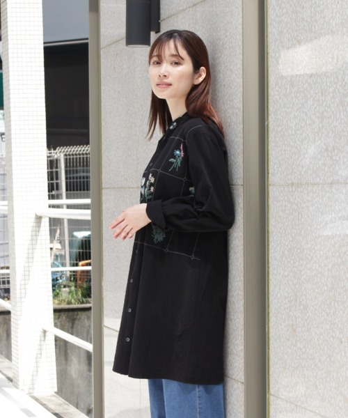 SUPER HAKKA(スーパーハッカ)の「コットンサンドウォッシュ ボタニカルウィンドウ刺繍チュニックシャツ(シャツ/ブラウス・レディース・イエロー/ブラック/オフホワイト・FREE)」の6枚目の写真