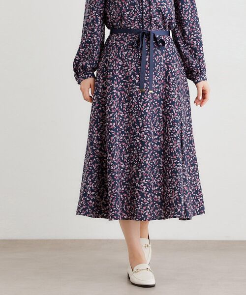LAURA ASHLEY(ローラアシュレイ)の「【洗える/同柄アイテムあり】トゥワイダル チューリップス柄スカート(スカート・レディース・ベージュ系/ネイビー系・40/38)」の2枚目の写真