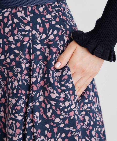 LAURA ASHLEY(ローラアシュレイ)の「【洗える/同柄アイテムあり】トゥワイダル チューリップス柄スカート(スカート・レディース・ベージュ系/ネイビー系・40/38)」の4枚目の写真