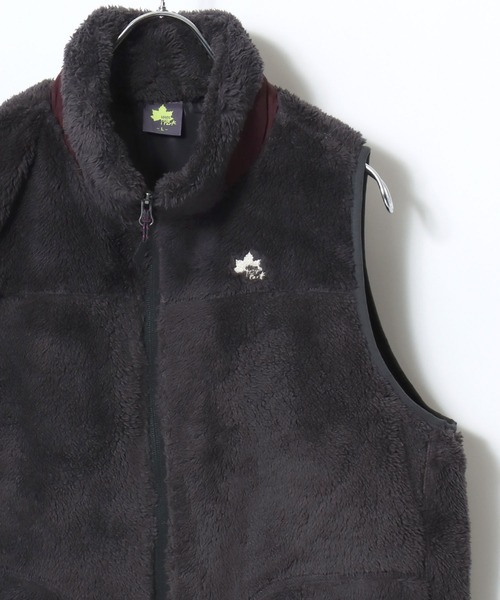 LOGOS(ロゴス)の「LOGOS/ロゴス シャギーボア ワンポイント刺繍 スタンドベスト(ベスト・レディース・スミクロ/ベージュ/モカ/ワイン・M/L/LL)」の2枚目の写真