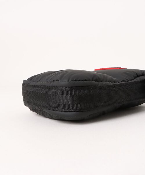 HUNTER(ハンター)の「イントレピッド エクストラ パフド フォンポーチ(ボディバッグ/ウエストポーチ・レディース・ブラック/ホワイト・ONE)」の16枚目の写真