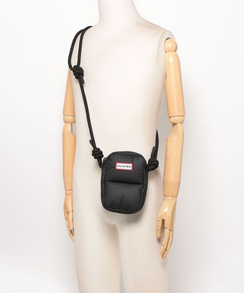 HUNTER(ハンター)の「イントレピッド エクストラ パフド フォンポーチ(ボディバッグ/ウエストポーチ・レディース・ブラック/ホワイト・ONE)」の18枚目の写真